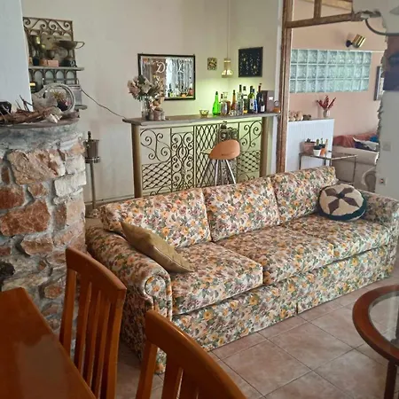 Alonaki Seafront Feriehus Néa Ankhíalos